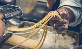 Mains façonnant des pâtes fraîches maison